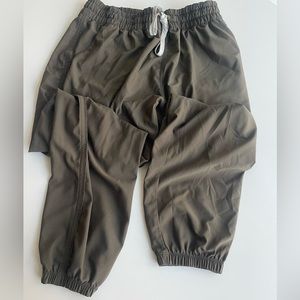 Vuori women’s running jogger, size medium in Olive color.